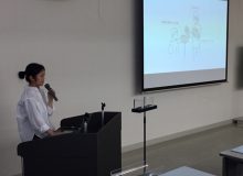 製品デザインコース修士1年の秋山朝子さんが、小規模企業者新分野展開モデル事業の報告発表を行いました。