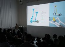 製品デザインコース修士2年の保井康佑くんが修了制作プレゼンテーションで これまで取り組んできた研究を発表しました。